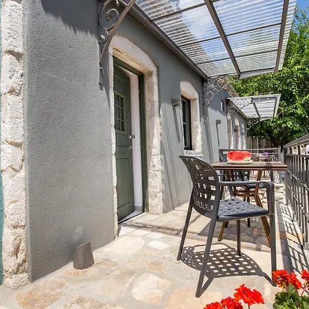 Oikos Daretsou Apartment